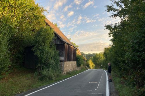 Scheune mit Sandsteinmauer, die dem Straßenausbau weichen soll (Kulmbacher Straße 5)