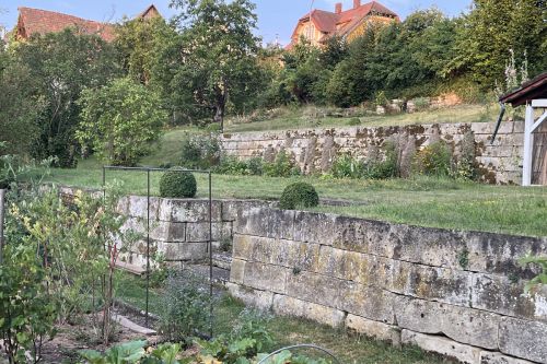 Großbürgerlicher Gartenanlage aus der Barockzeit oben links im Bild: ehem. Gasthof zum Weißen Schwanen