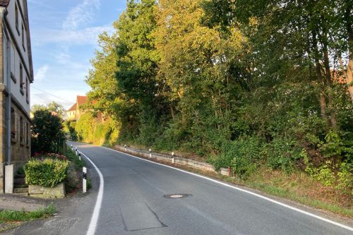 Ortseinfahrt Thuran über die Kulmbacher Straße mit Sandsteinmauer