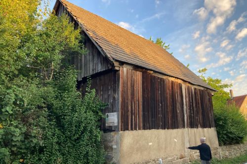 Scheune mit Sandsteinmauer, die dem Straßenausbau weichen soll (Kulmbacher Straße 5)